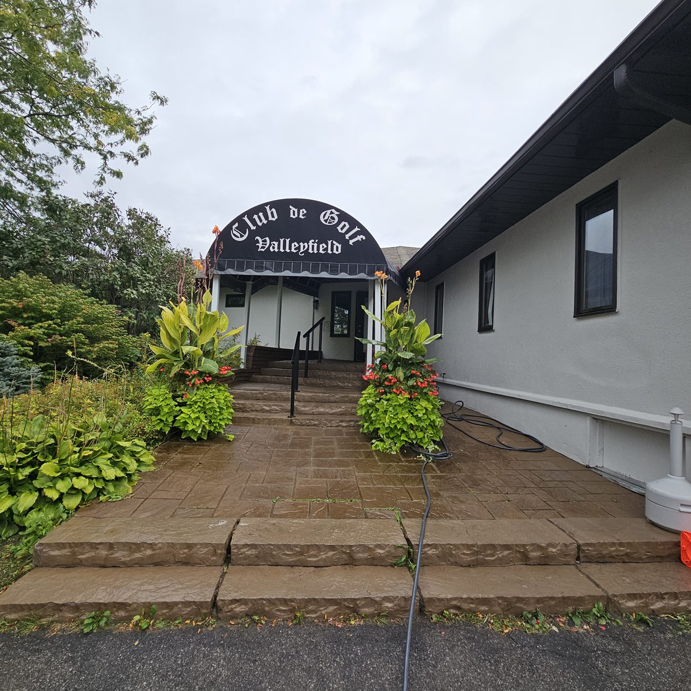 Nettoyage commercial de pavé uni - photo après le nettoyage pression- Net-O-Pression - Salaberry-de-Valleyfield