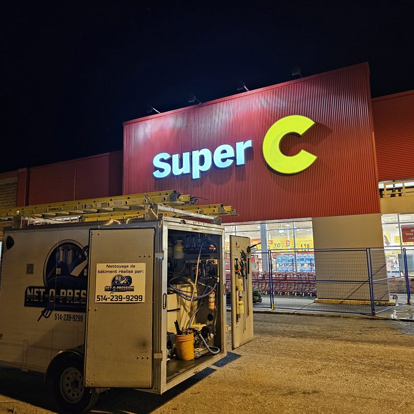 Service de nettoyage extérieur commercial d'un centre commercial - Net-o-pression - Salaberry-de-Valleyfield