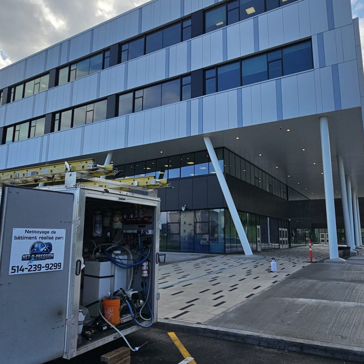 lavage commercial à pression de pavé uni - lavage pression du pavé et béton - photo équipement - Net-o-pression - Salaberry-de-Valleyfield