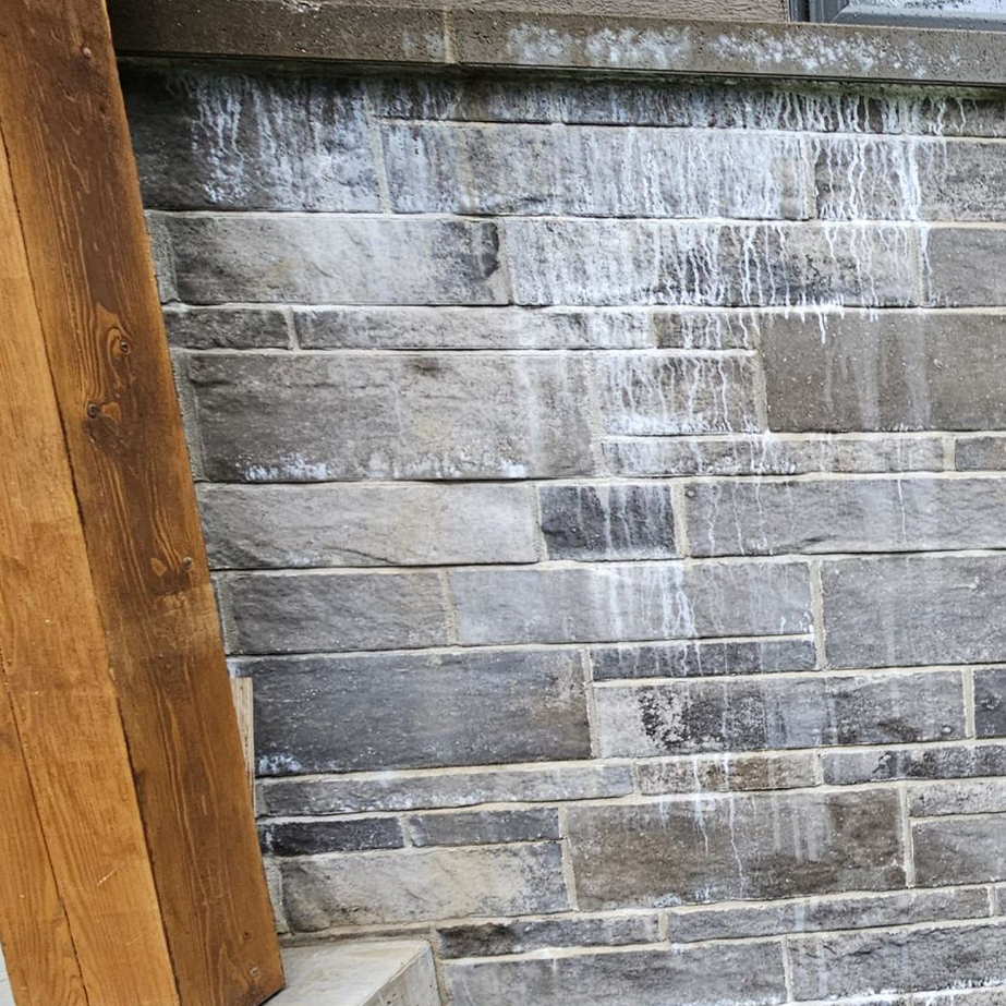 Nettoyage de mur de maçonnerie en brique - photo avant le nettoyage pression - Net-o-pression - Salaberry-de-Valleyfield