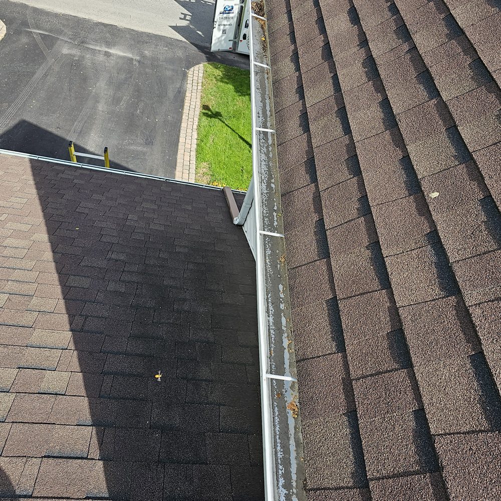 Gutter cleaning service - before photo - Net-o-pression - Salaberry-de-Valleyfield