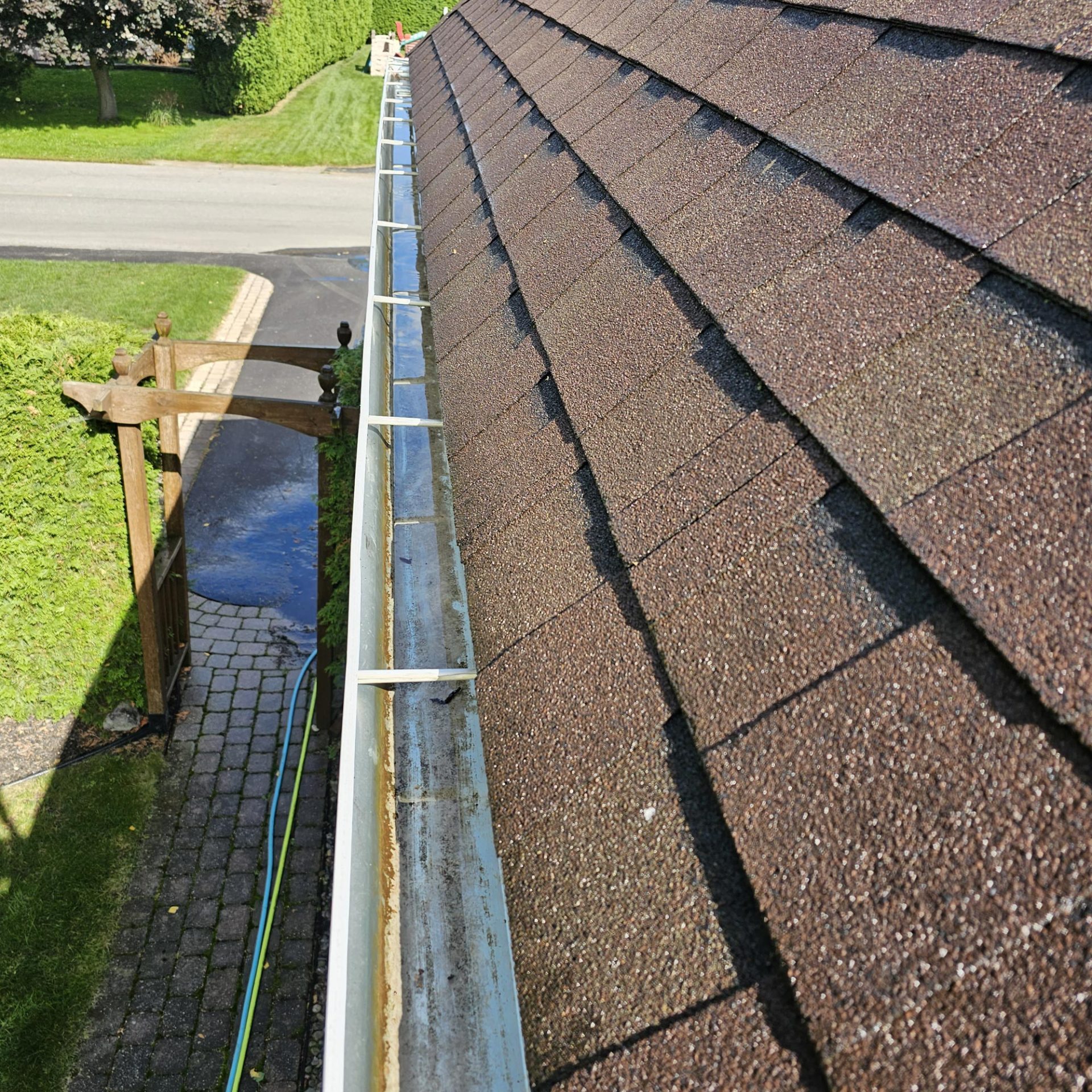 Gutter cleaning service - Net-o-pression - Salaberry-de-Valleyfield