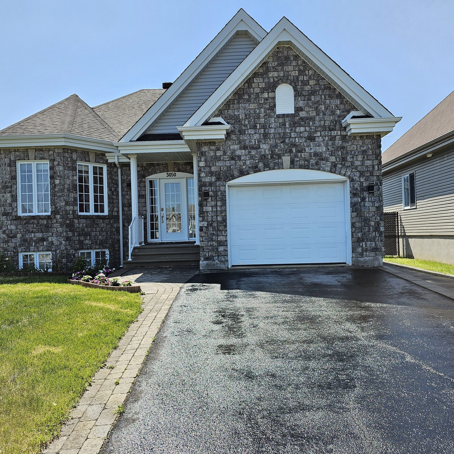 nettoyage extérieur résidentiel - lavage mur de vinyle et entrée en asphalte - Net-o-pression - Salaberry-de-Valleyfield