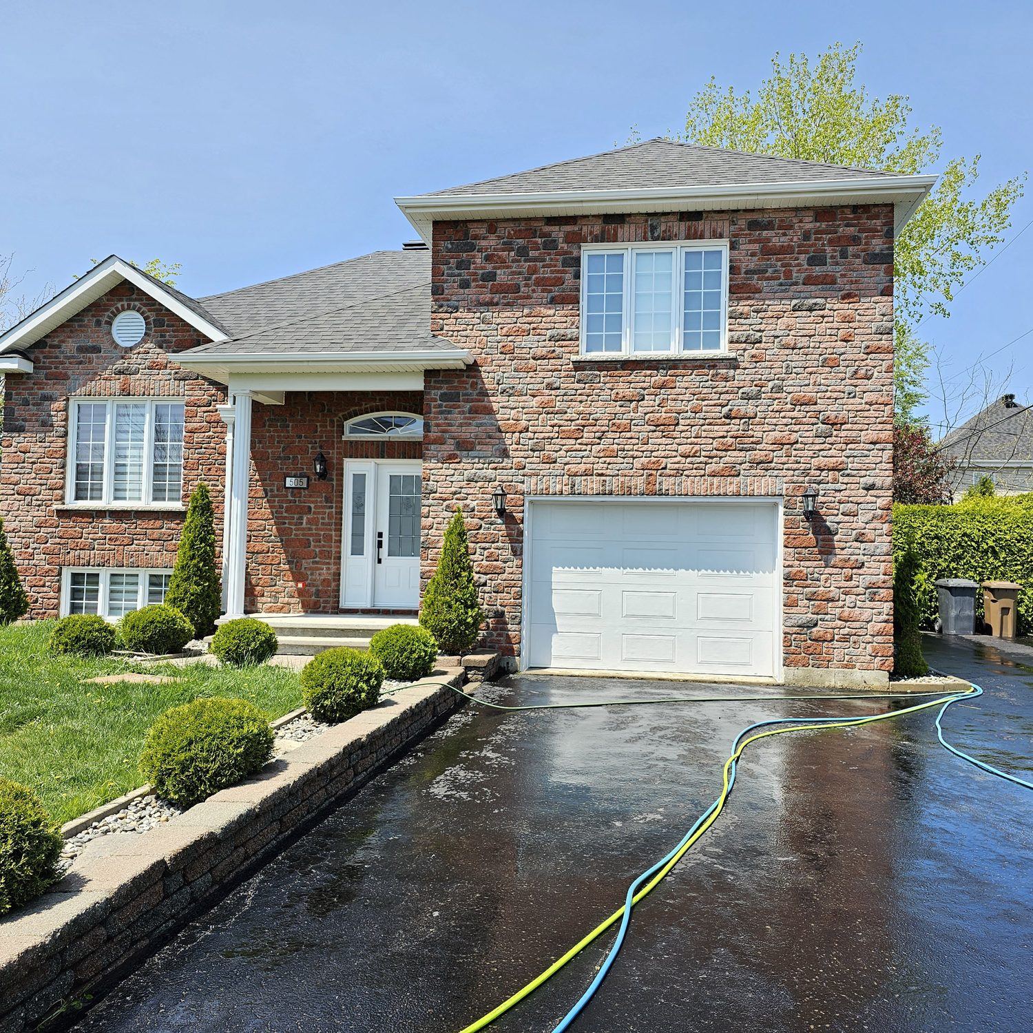 nettoyage extérieur résidentiel - lavage mur de vinyle et entrée en asphalte - Net-o-pression - Salaberry-de-Valleyfield